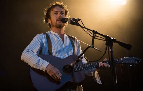 ¡El Concierto de Damien Rice: Una Noche Mágica Enigmática! ¡Música Emotiva y un Público Absorto en la Magia!