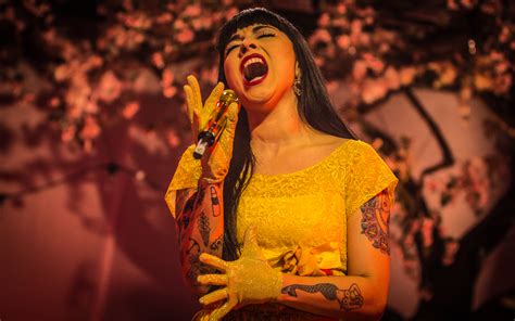 ¡El Concierto Acústico de Mon Laferte: Una Noche Mágica Bajo las Estrellas!