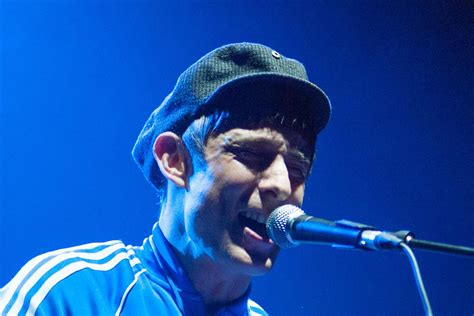 La Gala Benéfica de Gerry Cinnamon: Un Concierto de Esperanza y Rock Escocés Irreverente