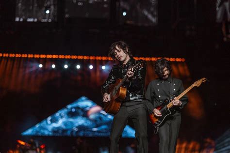 El Concierto Inolvidable de Queen Bee en el Foro Sol: Una Noche Magica de Música Italiana y Glamour